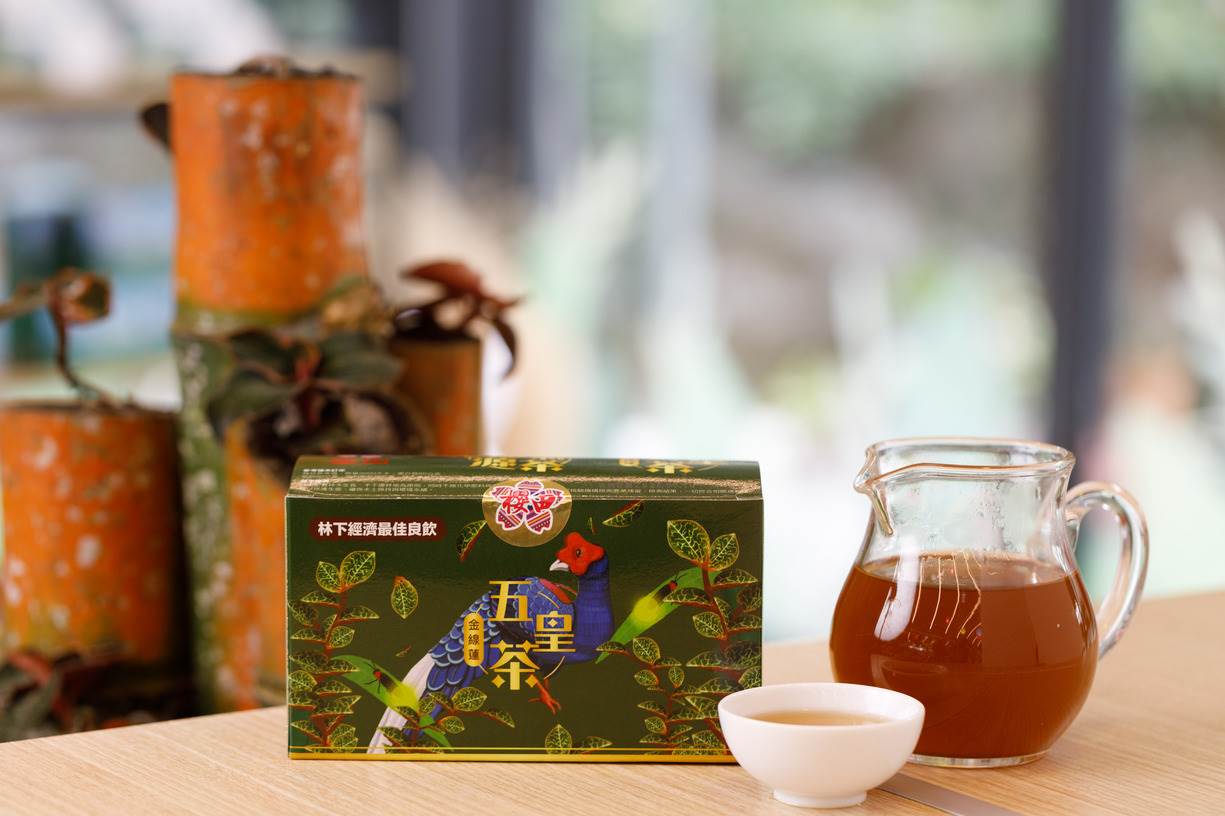 當地自產自銷的金線蓮茶尤其推薦，是必買商品之一。